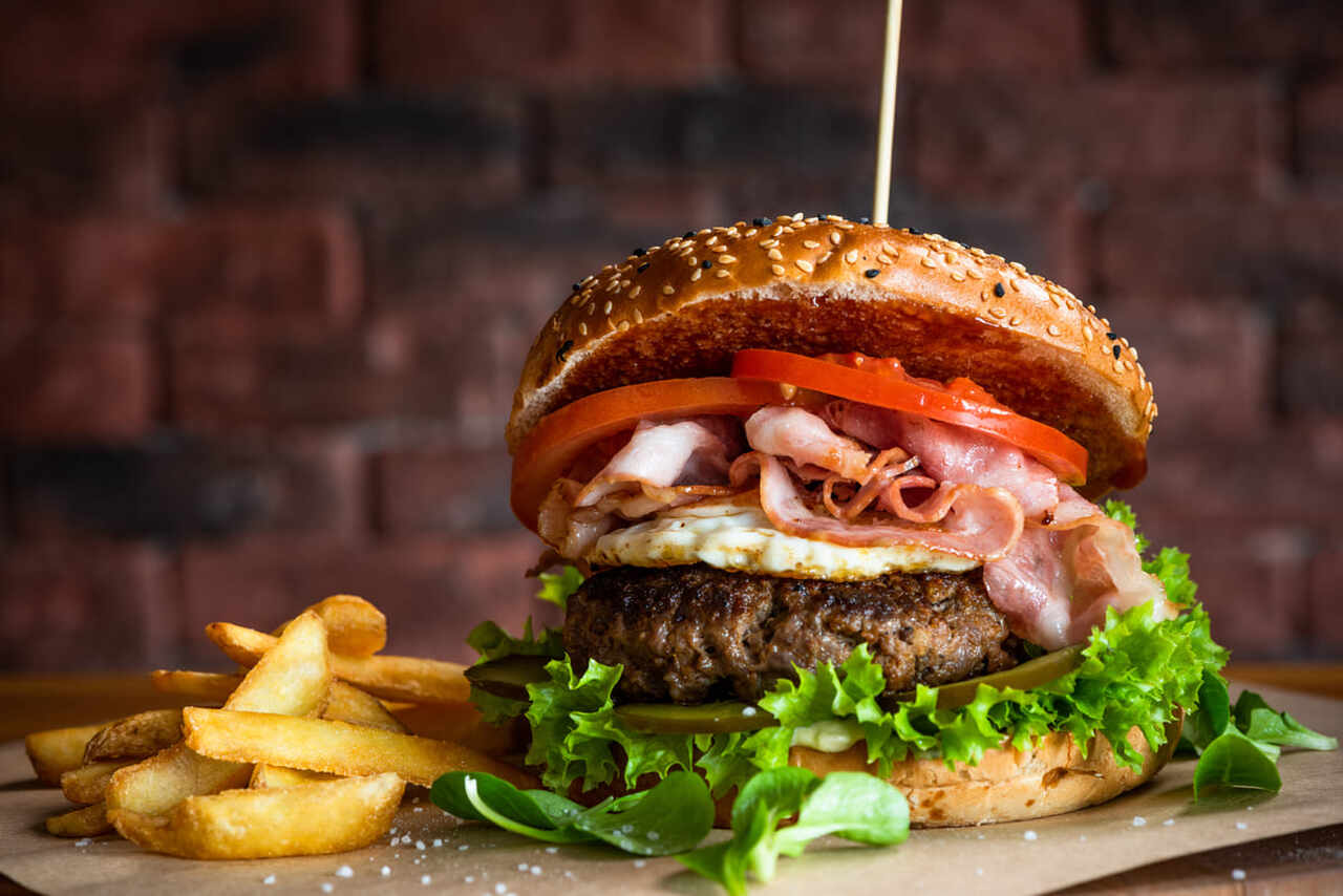 Comida americana servida com batatas fritas