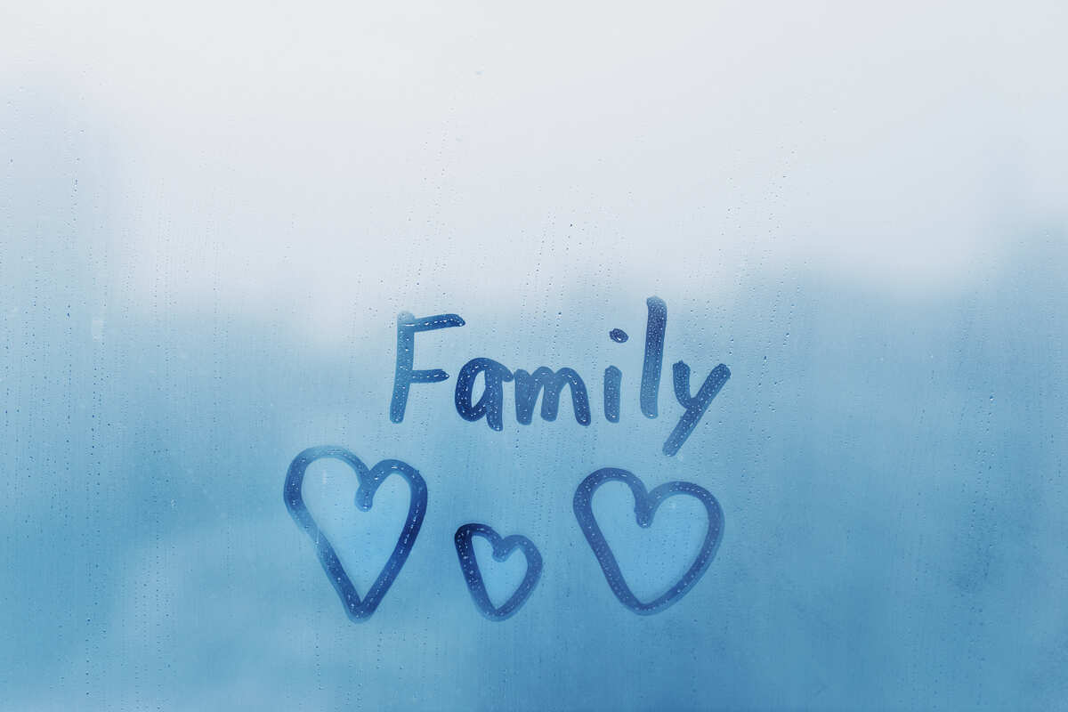 Família escrito em vidro azul.