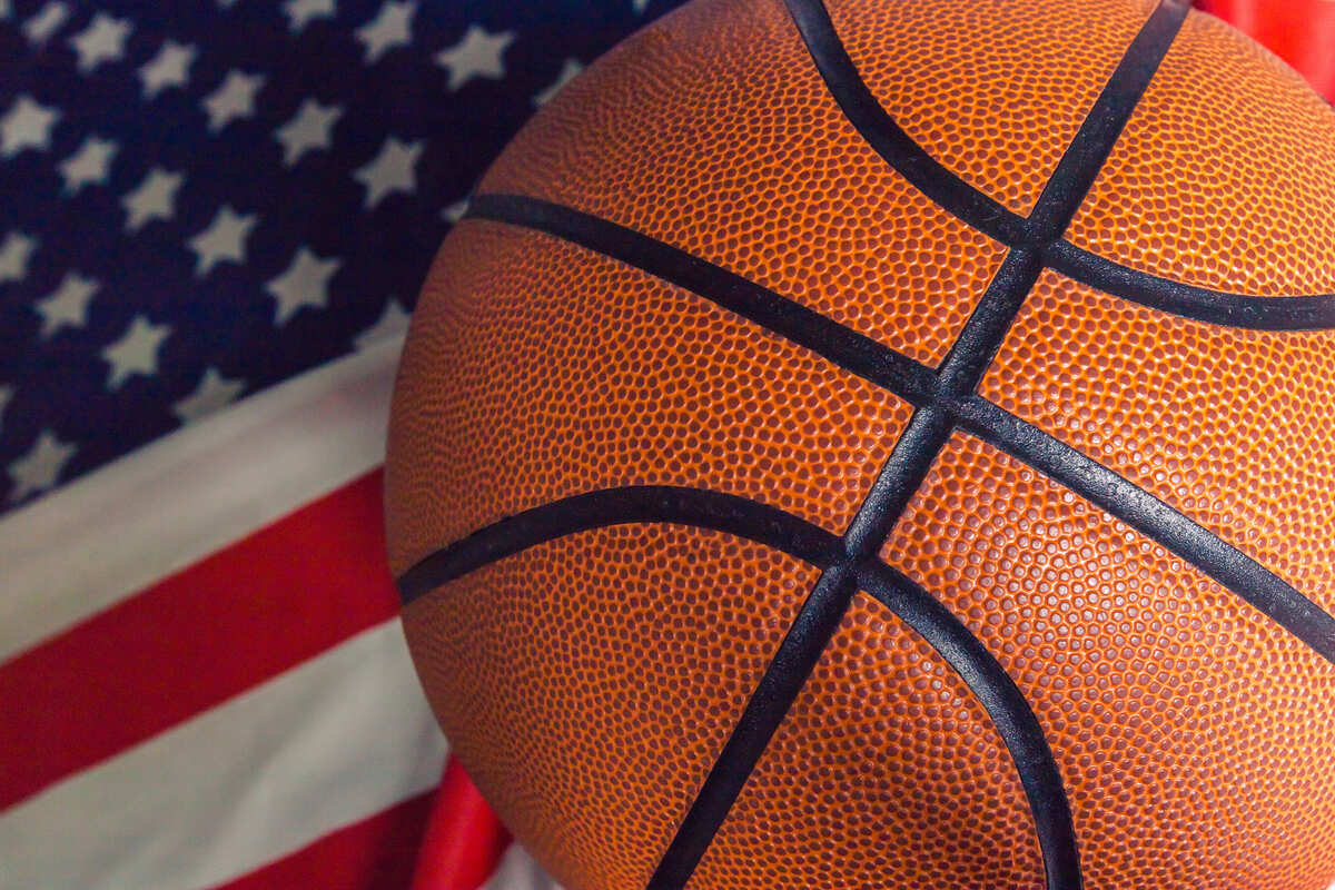 Bola de basquete e bandeira nacional americana.