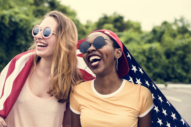 Mulheres com bandeira americana.