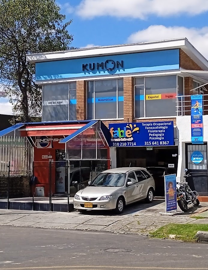 Fachada del centro Kumon en Pasadena, Colombia, mostrando el edificio con letreros de Kumon y otras empresas, bajo un cielo claro.