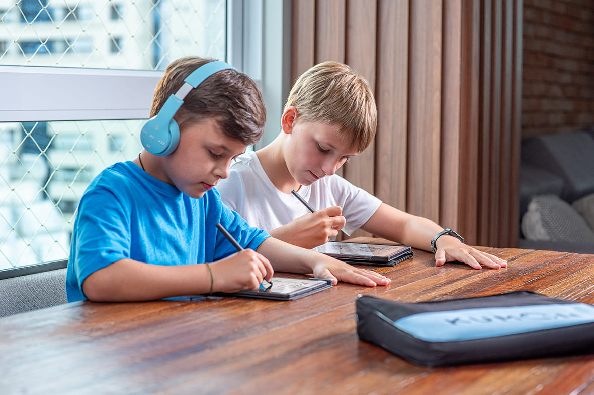 Meninos estudando juntos no tablet