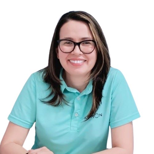 Retrato sonriente de la profesora del centro Kumon Modelia Occidental, Colombia, lista para apoyar a los estudiantes con el método Kumon y mejorar sus habilidades académicas.