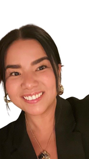 Retrato sonriente de la profesora del centro Kumon Lince, lista para apoyar a los estudiantes con el método Kumon y mejorar sus habilidades académicas.