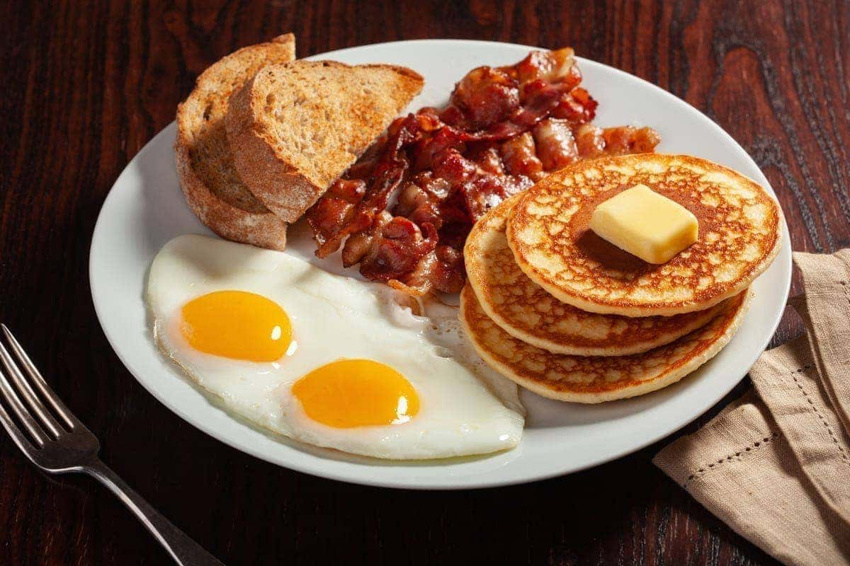 Tradicional café da manhã americano.