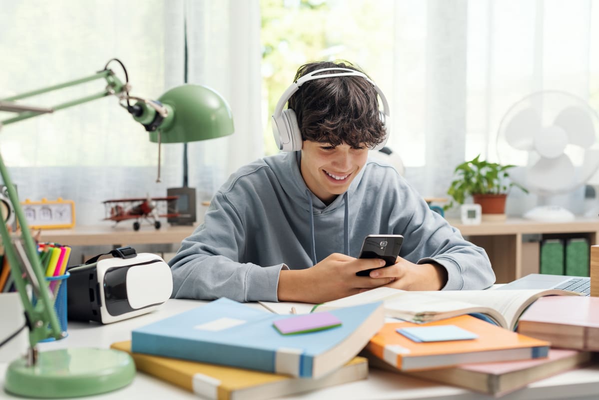 Estudante usando smartphone.