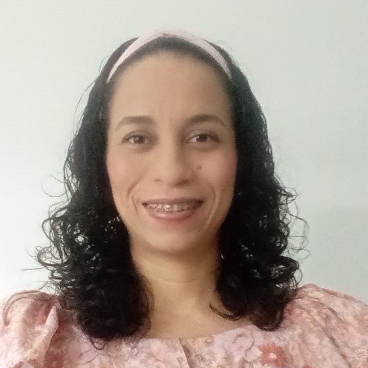 Retrato sonriente de la profesora del centro Kumon La Castellana en Colombia, lista para apoyar a los estudiantes con el método Kumon y mejorar sus habilidades académicas.