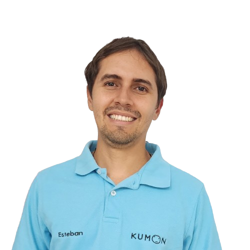 Retrato sonriente del profesor del centro Kumon Santa Clara en Colombia, listo para apoyar a los estudiantes con el método Kumon y mejorar sus habilidades académicas.