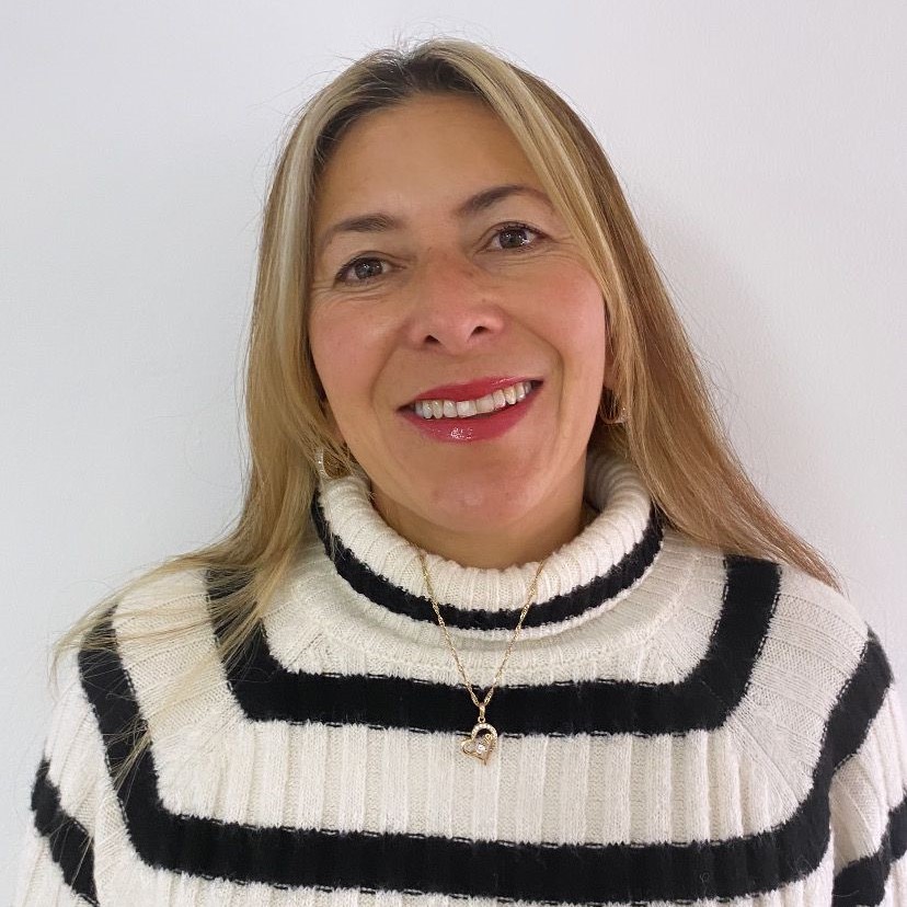 Retrato sonriente de la profesora del centro Kumon Facatativa Centro