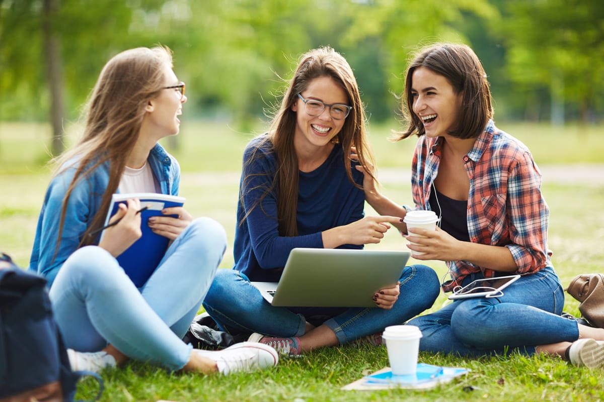 Amigas adolescentes estudando adjetivos em inglês