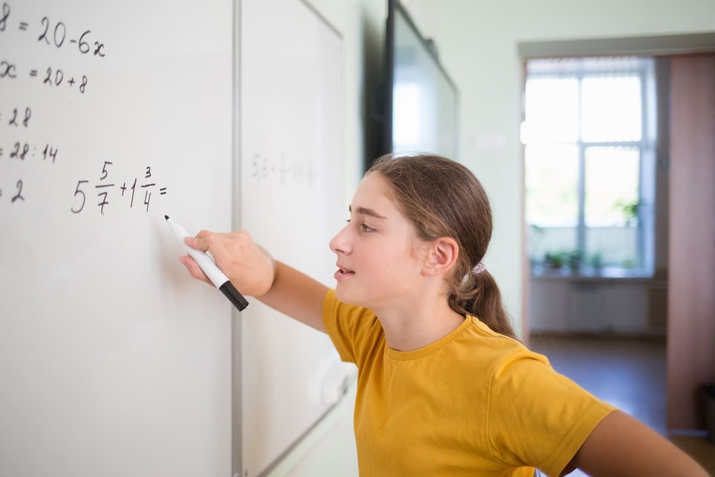 Adolescente resolvendo exercício de frações.