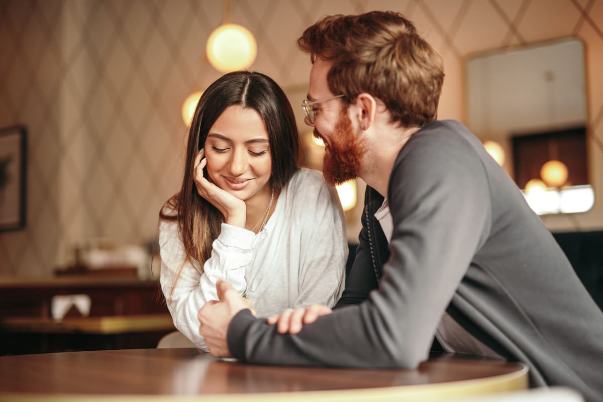 Casal em restaurante.