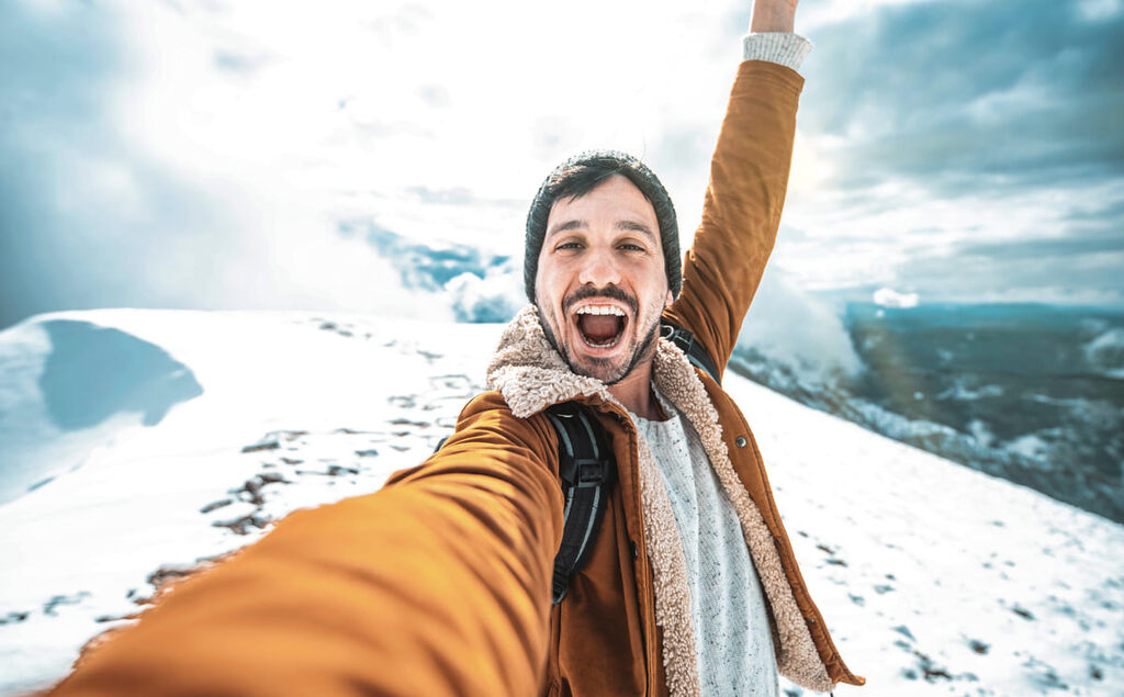 Homem tirando uma selfie na neve.