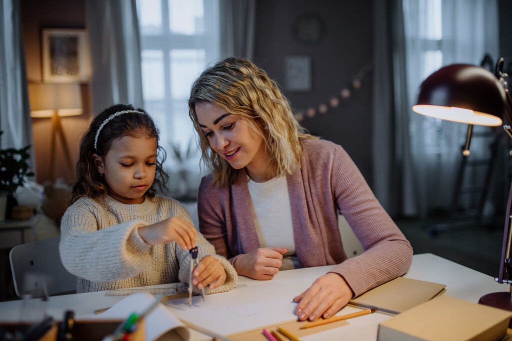 Mãe e filha usando compasso.