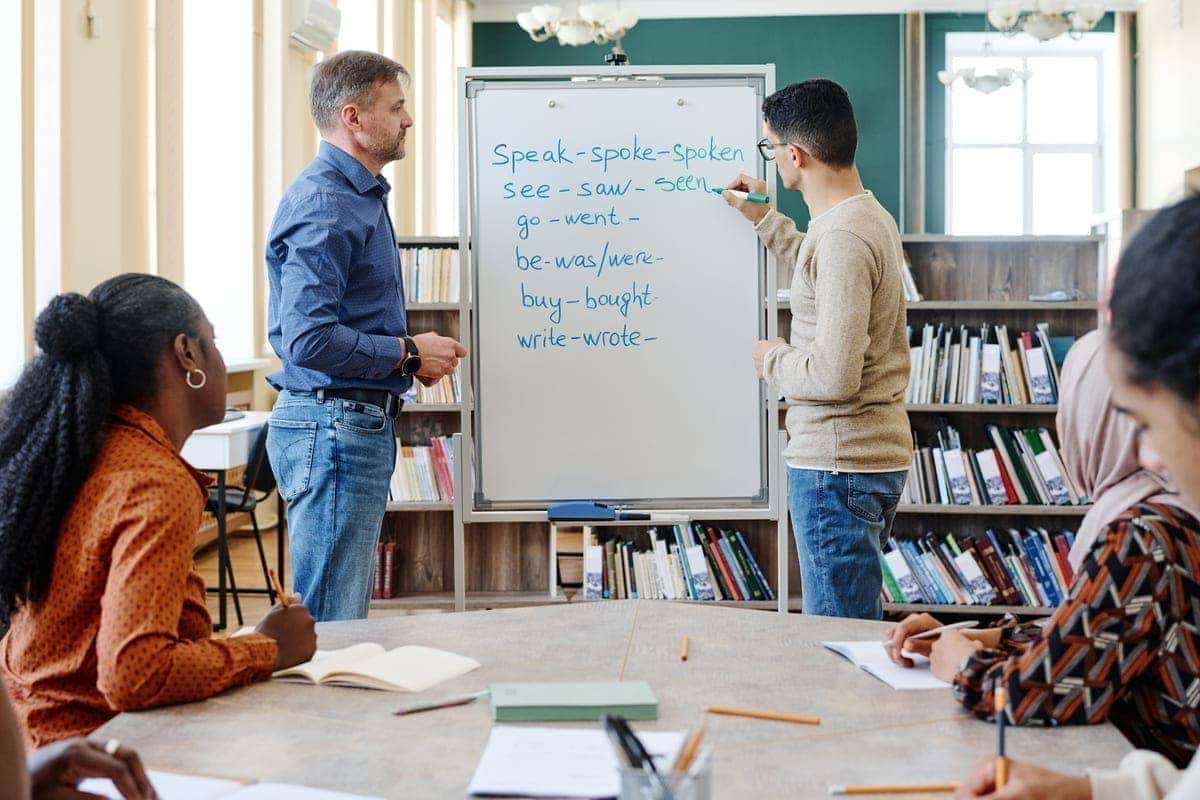 Aprendendo verbos irregulares em inglês.