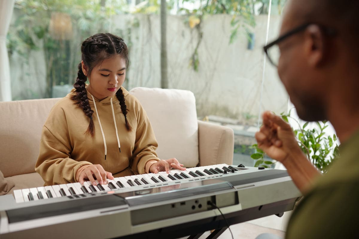 Garota tocando para professora de música.