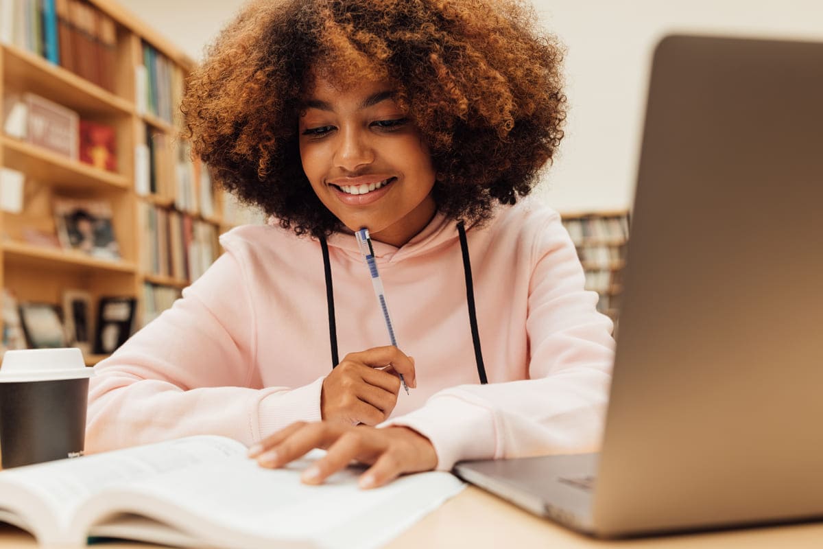 Jovem estudando em tarefas escolares.