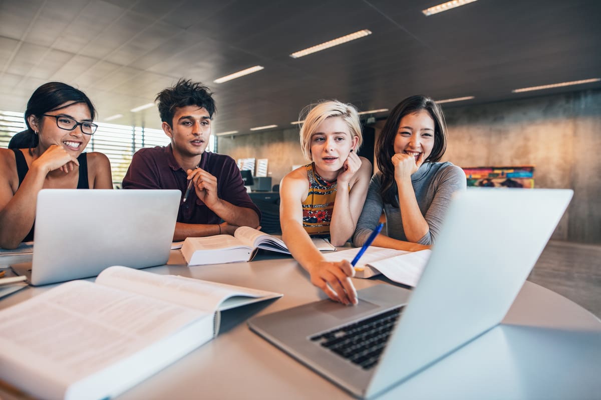 Estudo em grupo para tarefas escolares.