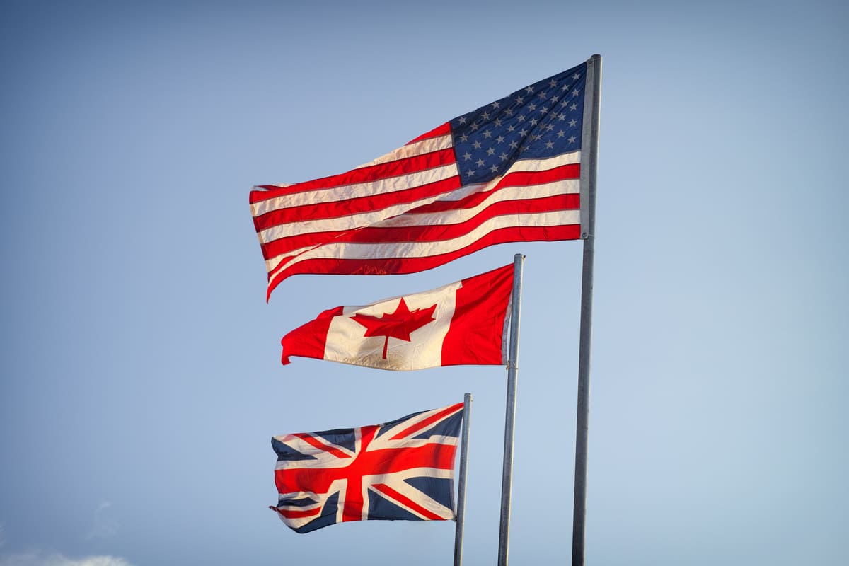 Bandeira americana, bandeira canadense e bandeira da Grã-Bretanha.