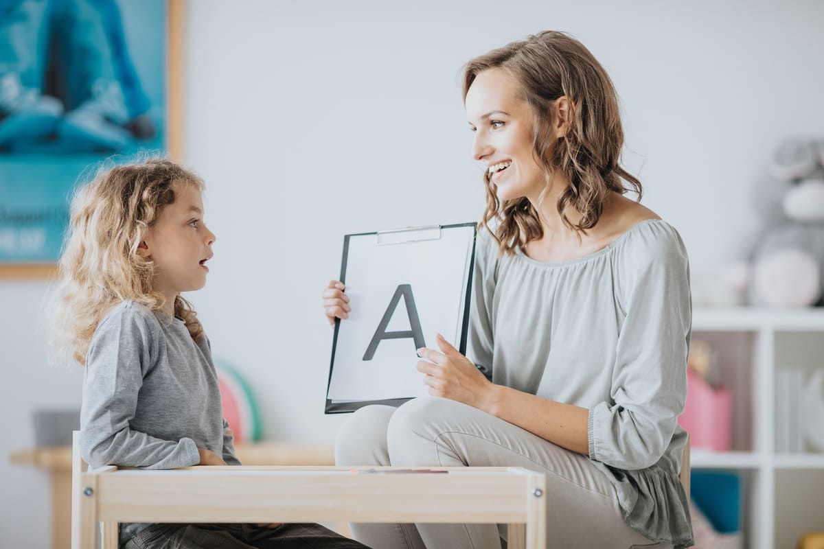 Menina e adulta praticando a pronúncia.