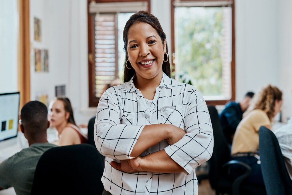 Mulher feliz no trabalho.