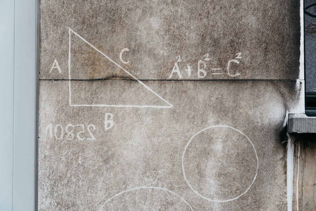 Sinais matemáticos na muralha de uma cidade.