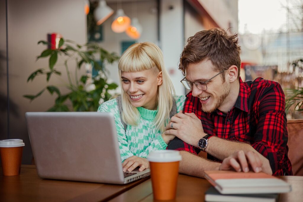 Estudantes em intercâmbio sorrindo.