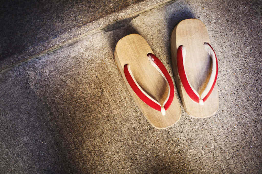 Par de sandálias de madeira tradicionais exemplo de costumes japoneses