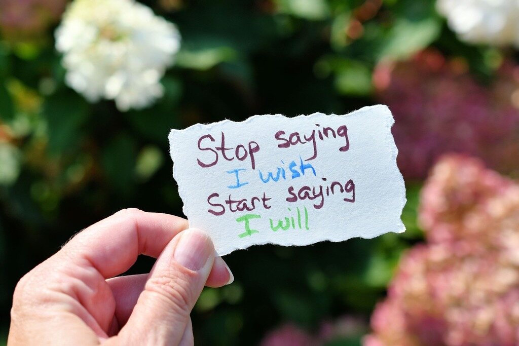 Bilhete com a frase Stop saying I wish, start saying I will.