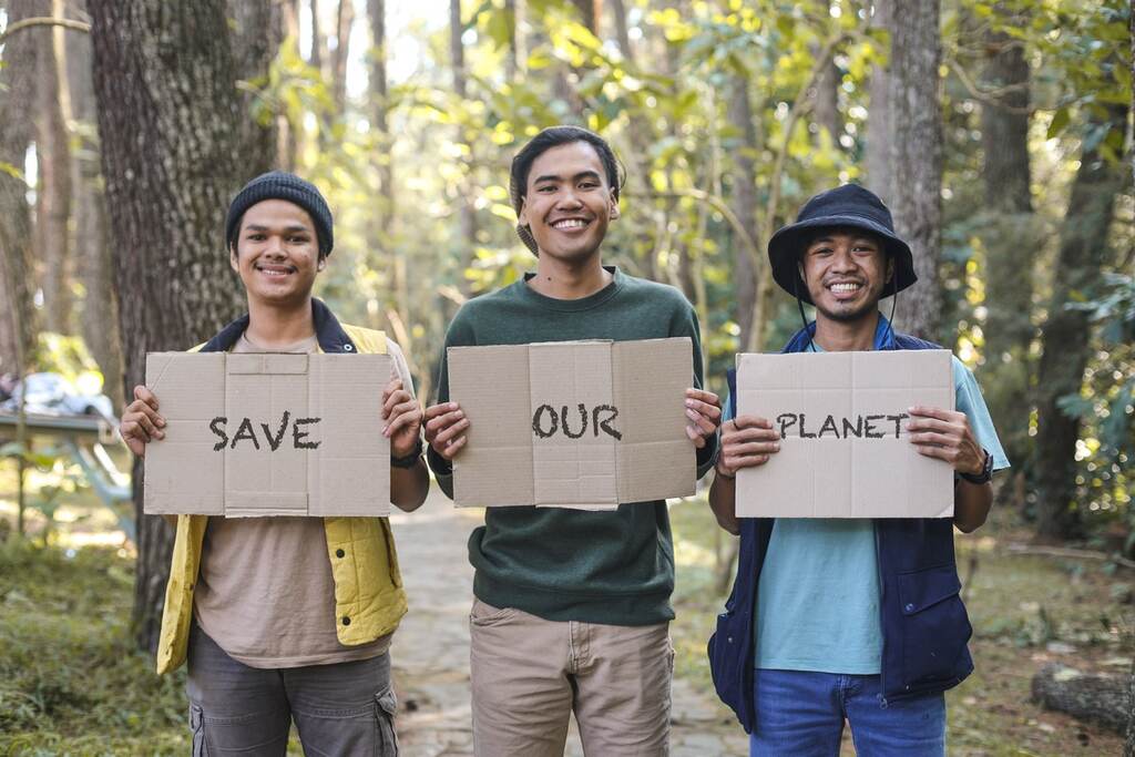 Papelão escrito Save our planet.