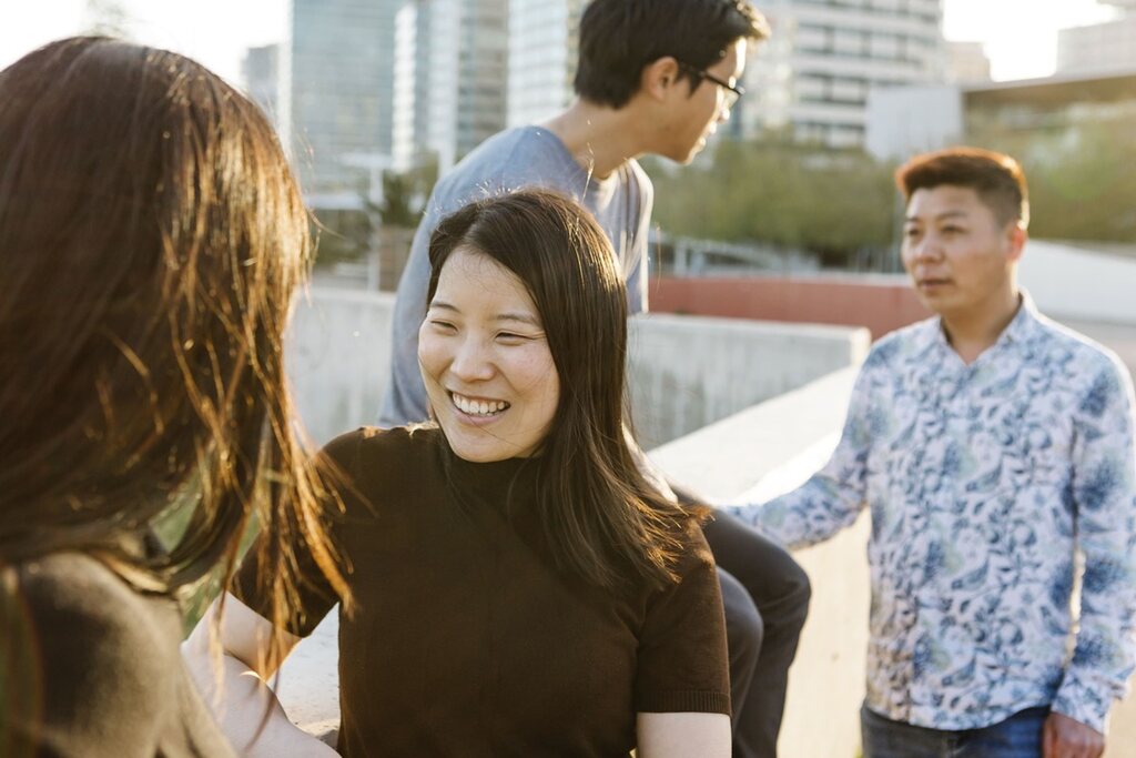 Grupo de amigos conversando nas ruas de Okinawa.