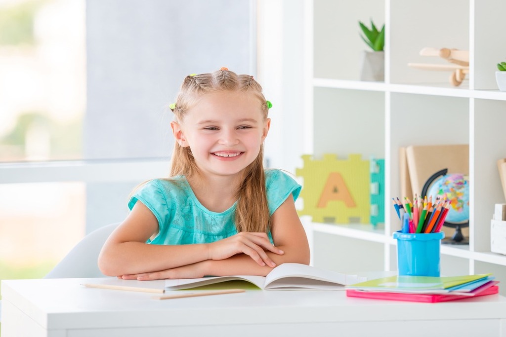 Aluna do Ensino Fundamental estudando concordância verbal