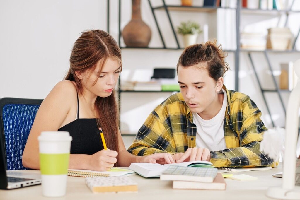 Alunos estudando o que é logaritmo.