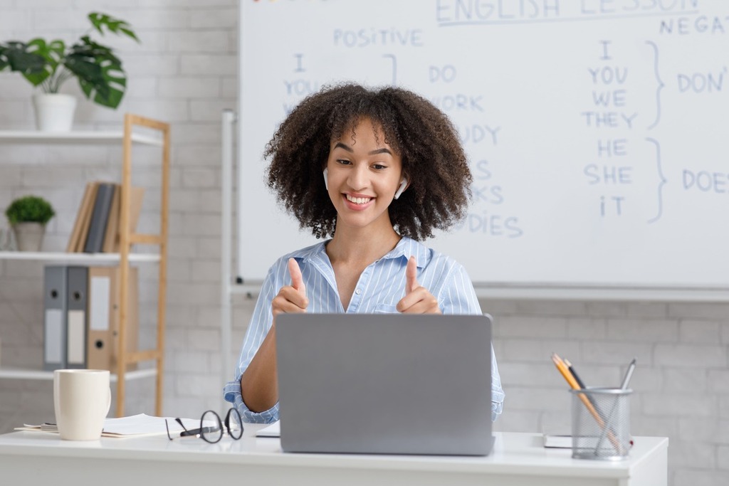 Mulher aprendendo inglês porque sabe qual a melhor idade para aprender inglês.