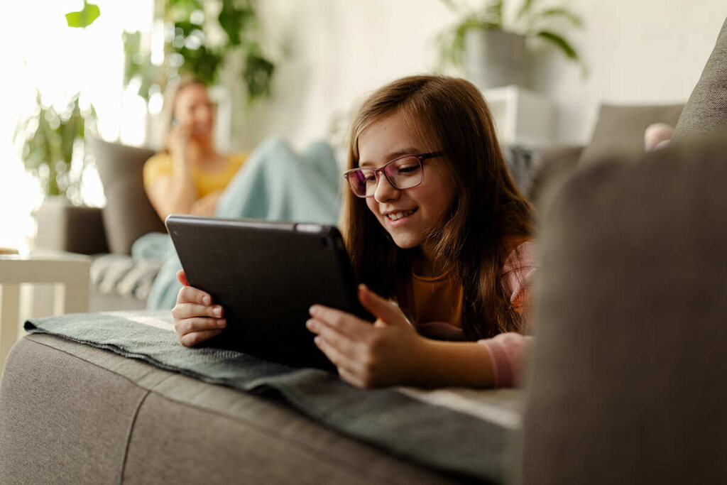 Menina assistindo no tablet para aprender japonês com animes