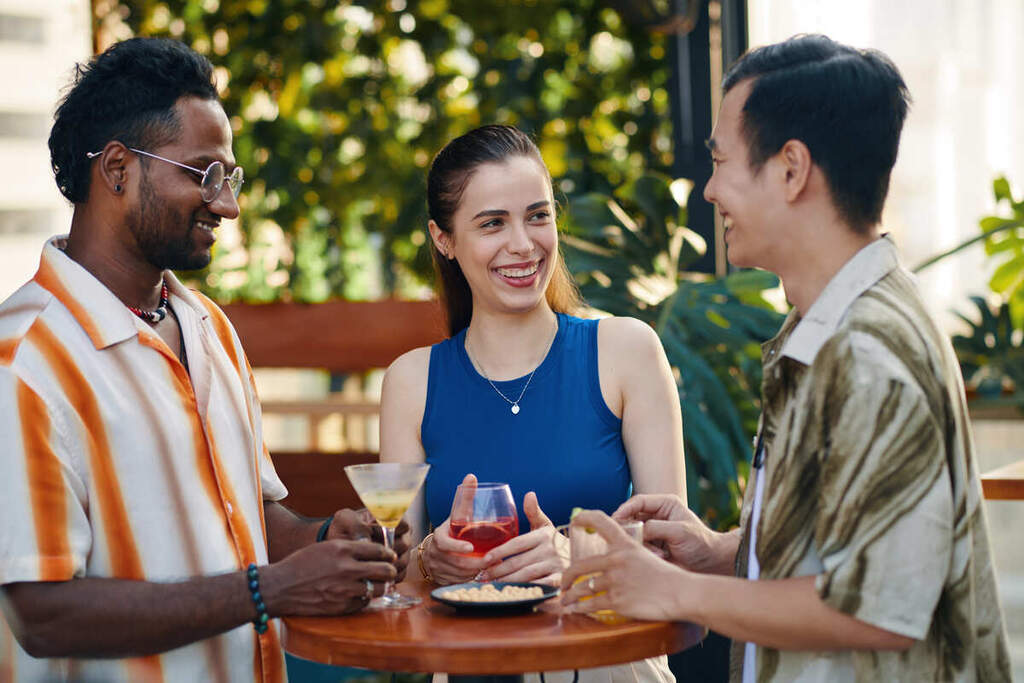 Pessoas conversando e aprendendo como falar inglês rápido