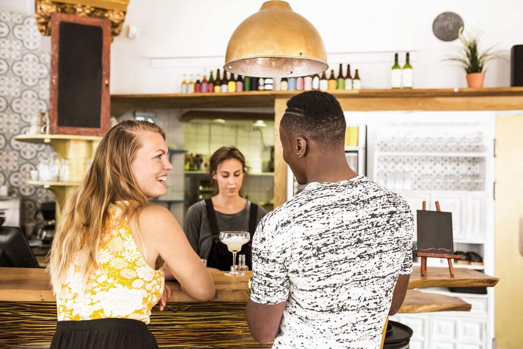 Casal aprendendo como falar inglês rápido