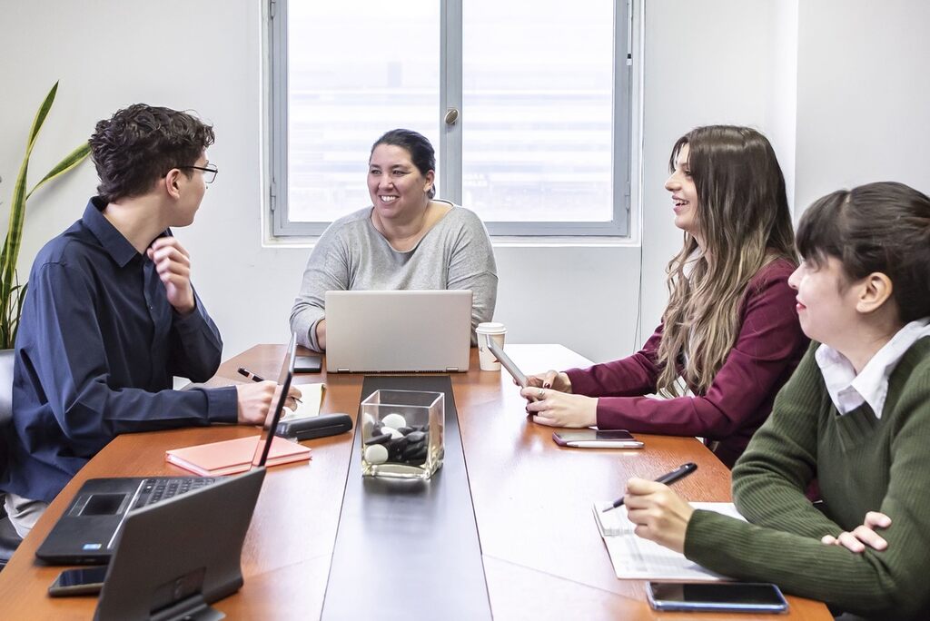 Pessoas em reunião aprendendo como falar inglês rápido