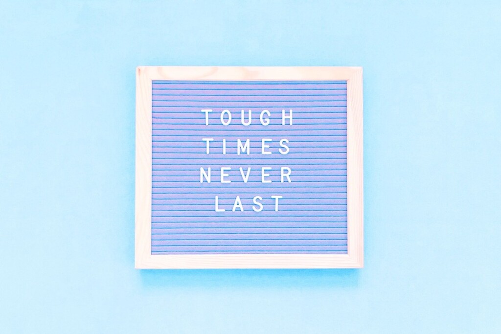 Frase: Tough times never last, representando o uso de though thought tough through thorough