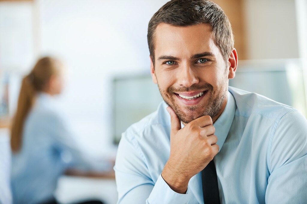 Homem em ambiente corporativo usando o ingles corporativo