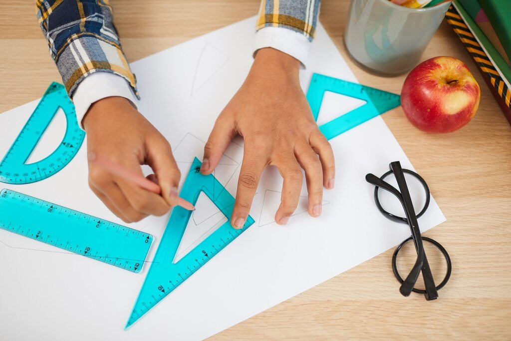 Aula de geometria sobre formas geométricas.