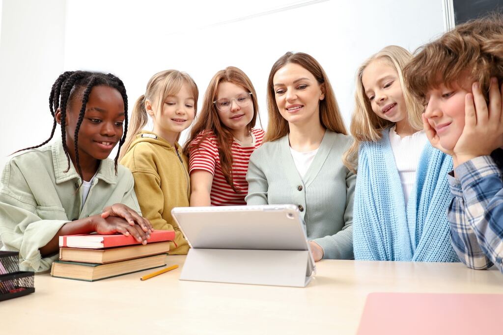 Professor mostrando o futuro do trabalho para os alunos na tela do tablet digital na sala de aula.  