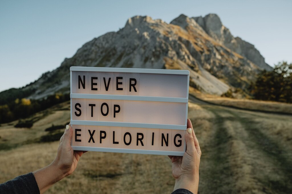 Quadro com a frase: Never stop exploring  exemplo de adverbs of frequency