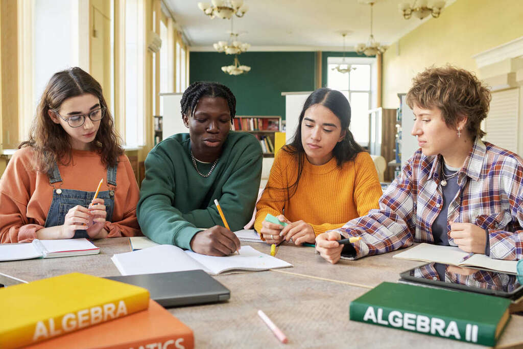 Estudantes estudando expressões algébricas