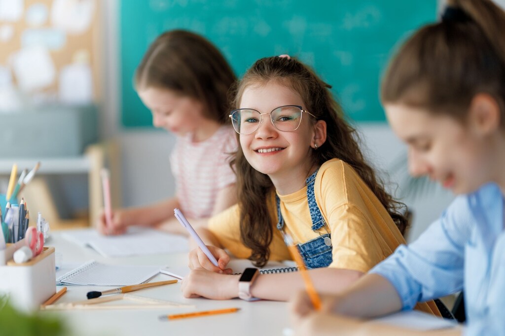 Estudante escrevendo sobre a diferença entre verbo transitivo e intransitivo