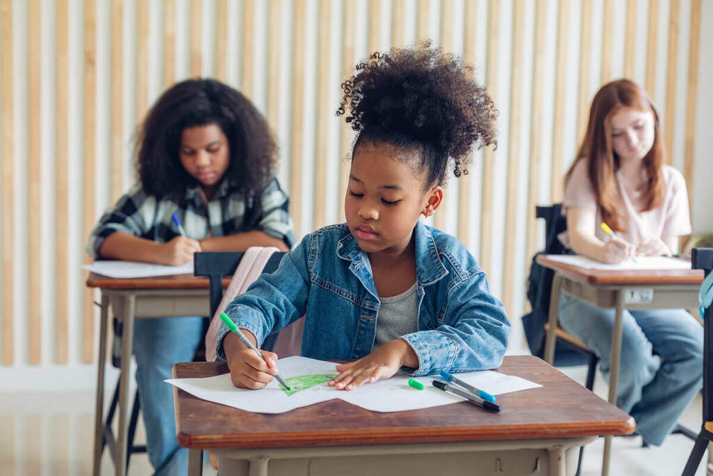 Menina estudando em sala de aula sobre a diferença entre verbo transitivo e intransitivo