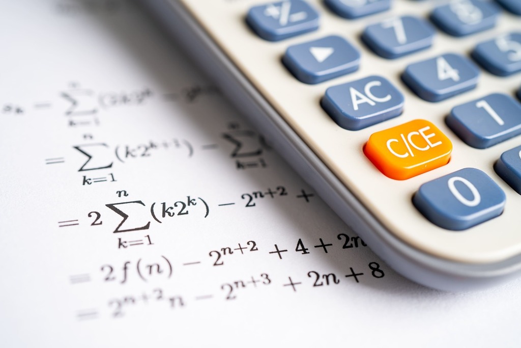 Calculadora e fórmulas matemáticas representando os números racionais e irracionais