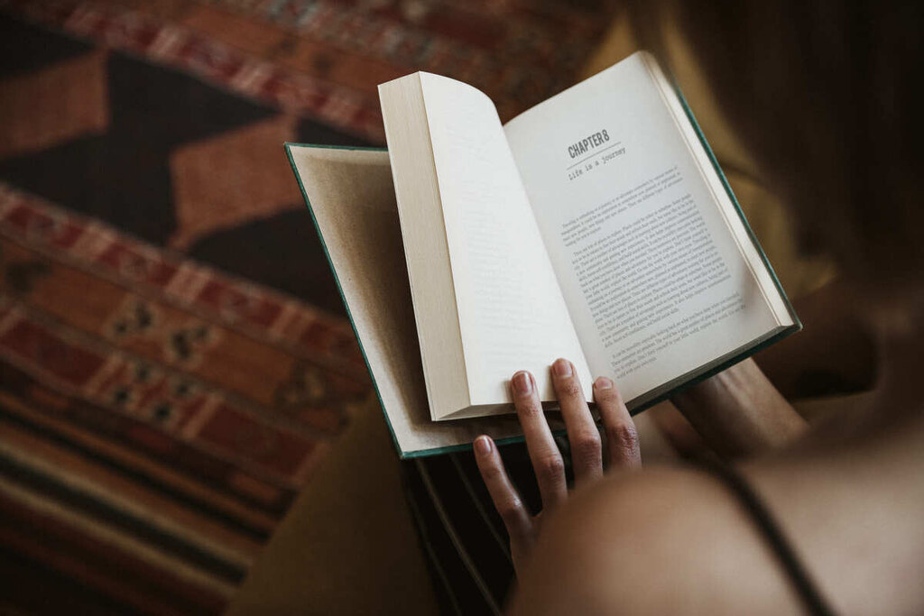 Pessoa lendo livros em inglês para iniciantes