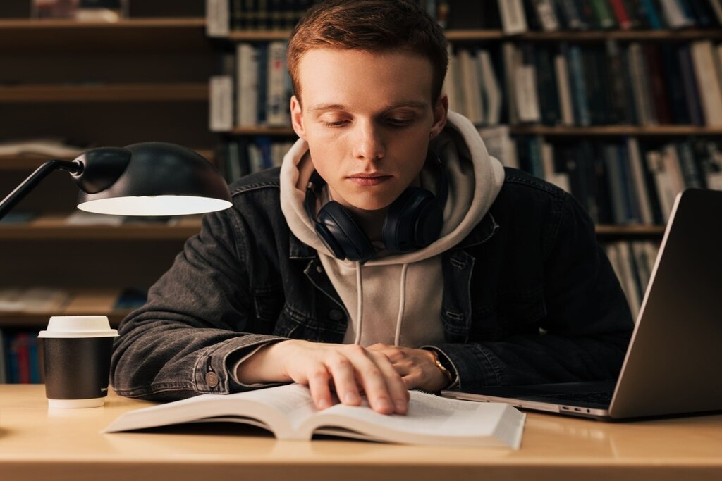  Estudante lendo livros em inglês para iniciantes