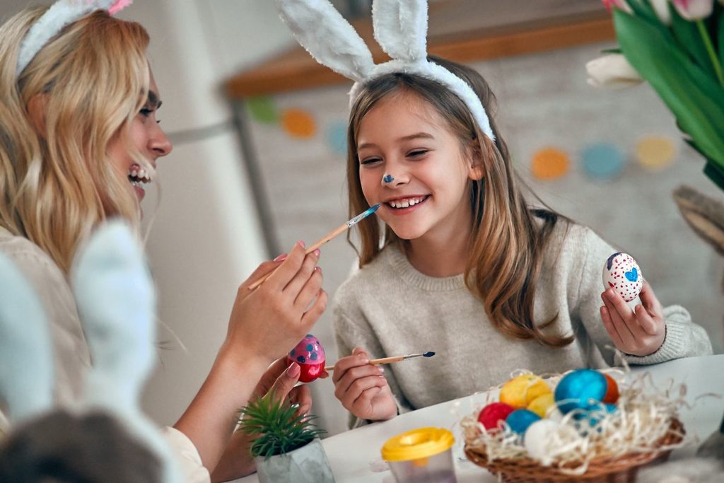 Mãe e filhas fazendo atividades de páscoa